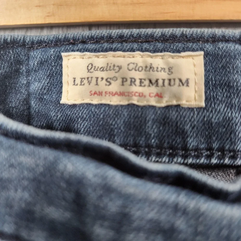Levis Premium Jeans Mens 30x32 (Fits 28x30) Blue Medium Wash Slim Tapered Leg‎ - Picture 3 of 15